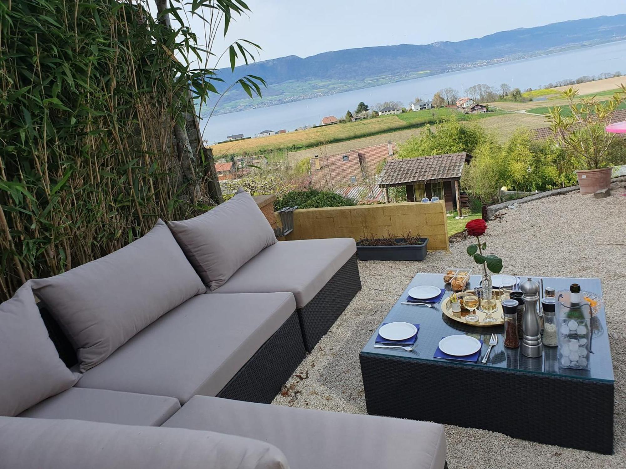 Chalet With Stunning Lake And Mountain Views Avec Une Vue A Couper Le Souffle, Une Spacieuse Terrasse Et Jardin Chatillon  Exterior photo